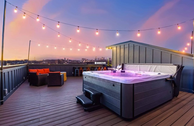 Fall rooftop hot tubs, two homes, game rooms near Broadway and Geodis Park