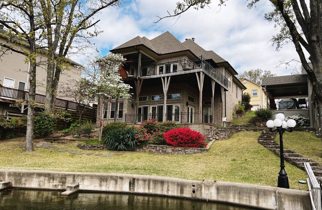 Fall sale! 4 bed, 4 bath Luxury home on Lake Hamilton.