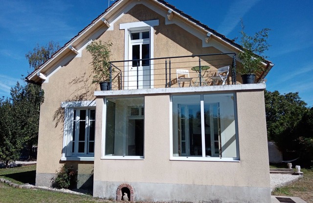 Family cottage with enclosed garden near Orleans