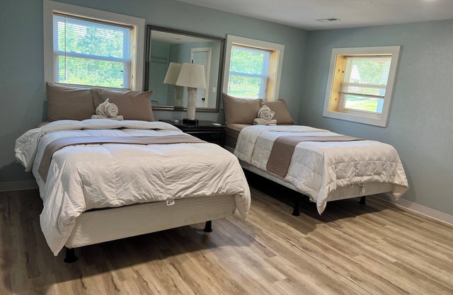 Family 1-bedroom with Loft cabin Located 3 miles from Bennett Springs State Park