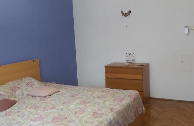 Family 4 rooms apartment in house with garden