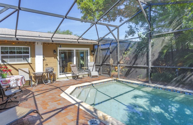 Family and dog friendly beach cottage w/pool & grill in quaint seaside village