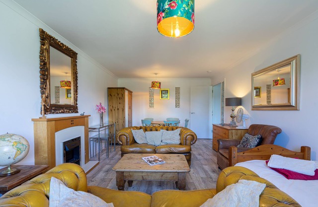 Family and Friends 5-bed 2 bathroom Pilrig apartment