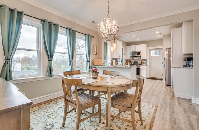 Family Apartment w/Deck + Yard Near Northwestern