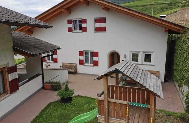 Family apartment with playground and terrace surrounded by vineyards