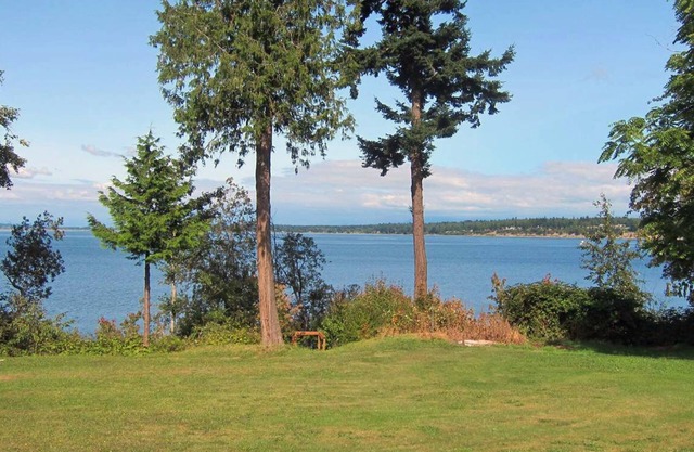 Family Beach House With Beautiful Views, Huge Yard, Mooring Buoy, And Kayaking