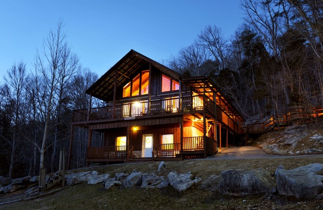 Family Cabin in the Serene Smoky Mountains - HOT TUB/WIFI - Deer Lodge