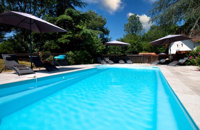 Family Farmhouse near Bergerac & St Emilion with private heated pool.