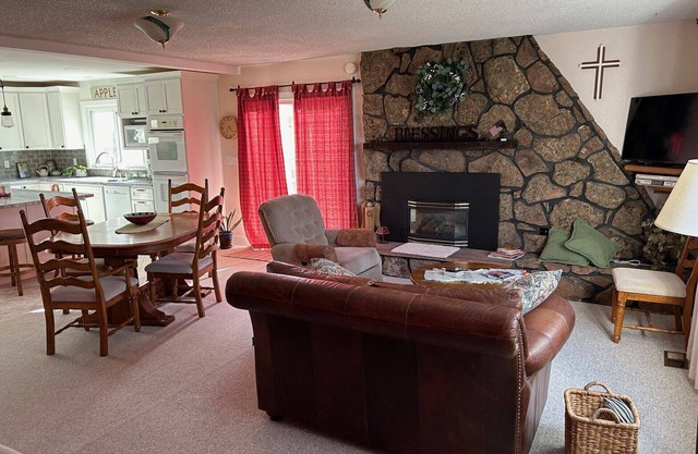 Family FAB., spacious 2 story home with yard/patio for family activities