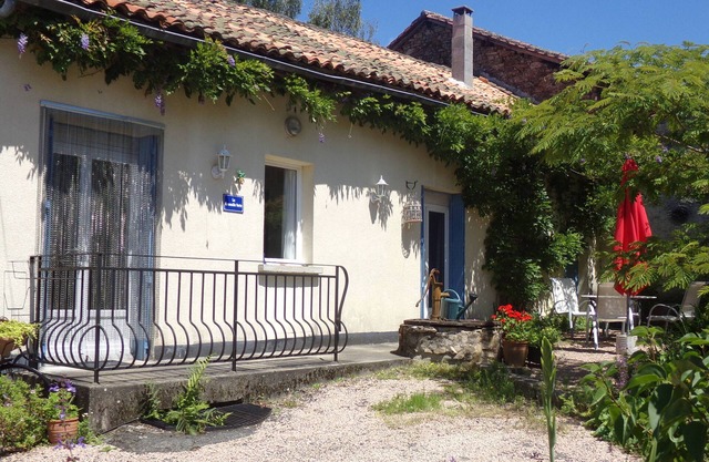 Family Friendly in Idyllic Setting with Private Pool and Large Garden.