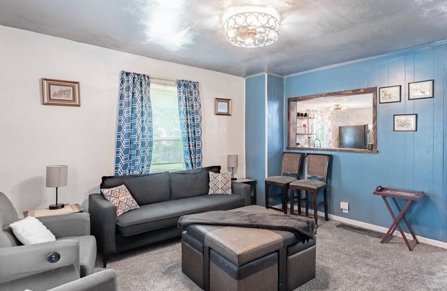 Family-Friendly 2BR Cottage Near Creve Coeur Lake