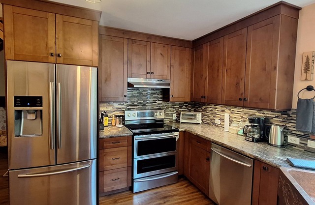 Family friendly 2 bdrm/3 bed home mins from sandy beaches and downtown Nelson!