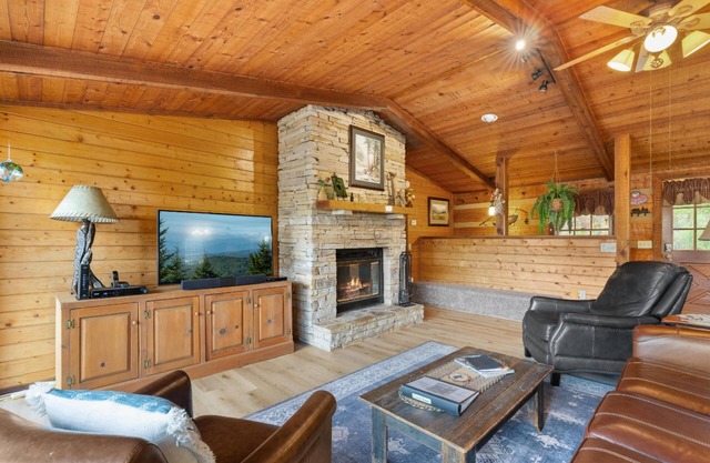 Family-Friendly 2BR Cabin! 2 Living Rooms & Scenic Views