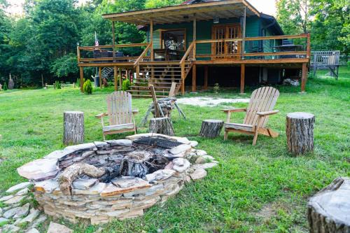 Family-Friendly 3BR Cabin with Mountain Views, Near Trails & Skiing