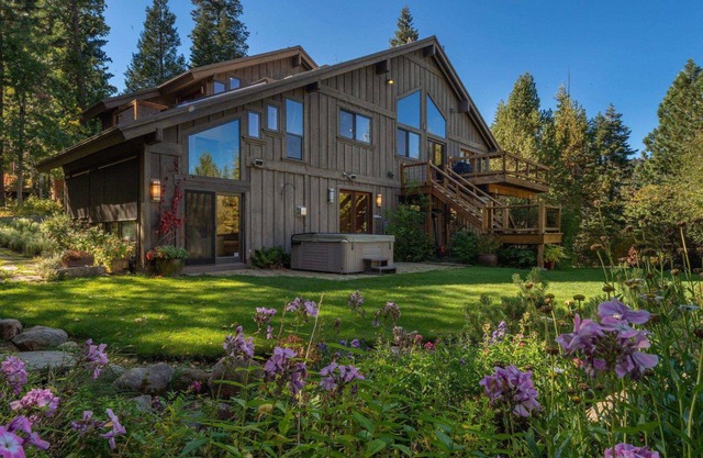Family Friendly! Big backyard! Hot tub!