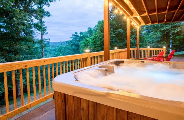 Family Friendly Cabin, Gameroom, Hot Tub-Sleeps 10!