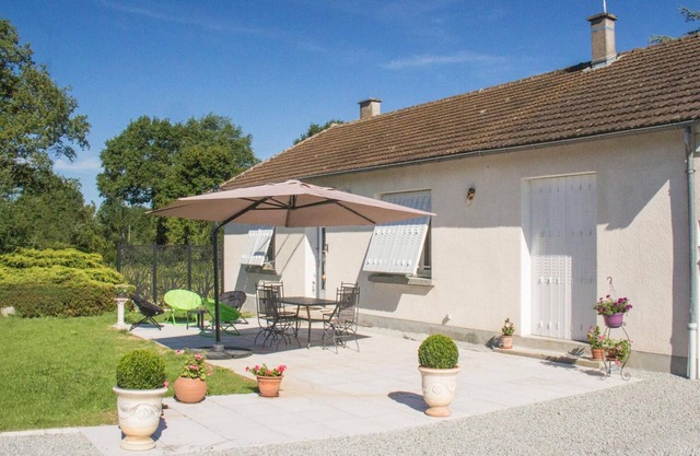 Family-Friendly Cottage with Garden, Near Thermal Baths and Lake Activities in Auvergne