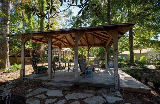 Family-friendly cozy lake house on private lake in Ivanhoe, TX.