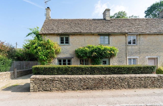 Family friendly holiday cottage in the Cotswolds with a superb garden - Winterberry Cottage