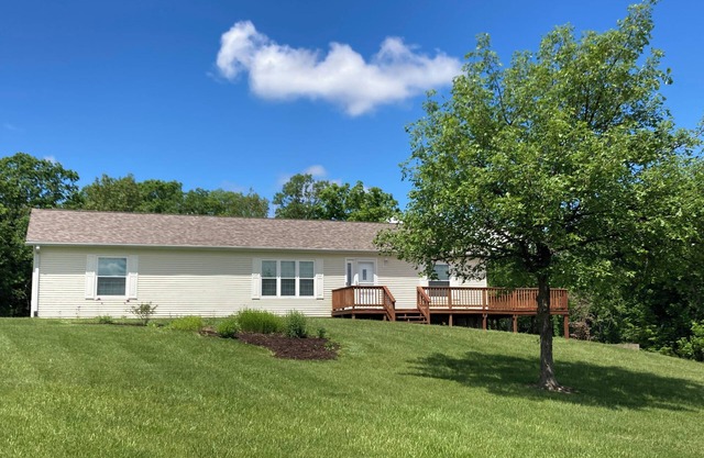 Family-Friendly Home. Sleeps 14. Just minutes away from Mark Twain Lake.