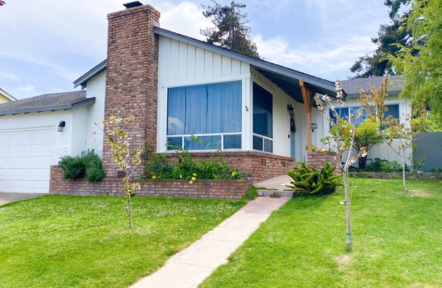 Family Friendly Homestead + 2 Aquarium Passes located 25 minutes from Monterey