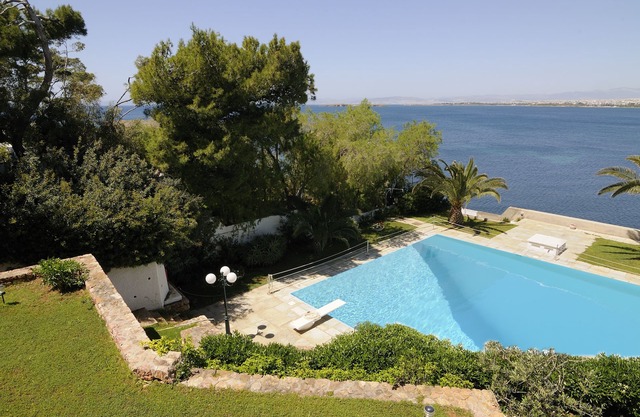 Family friendly lux apartment by the beach w/pool,best view, 25mins from Athen