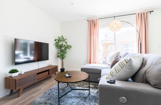 Family-Friendly Ontario Getaway: Open Concept 2-Bedroom Unit with High-Speed Internet Near Ontario Airport.