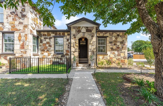 Family-Friendly Remodeled Stone Cottage , Walk to Square, Univ + Free EV Charger