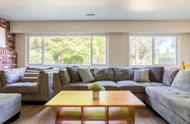 FAMILY FRIENDLY Suite in Central Maple Ridge