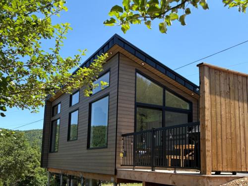 Family-Friendly Tiny Cabin with Hot Tub and Epic Views near Poley Mountain, NB