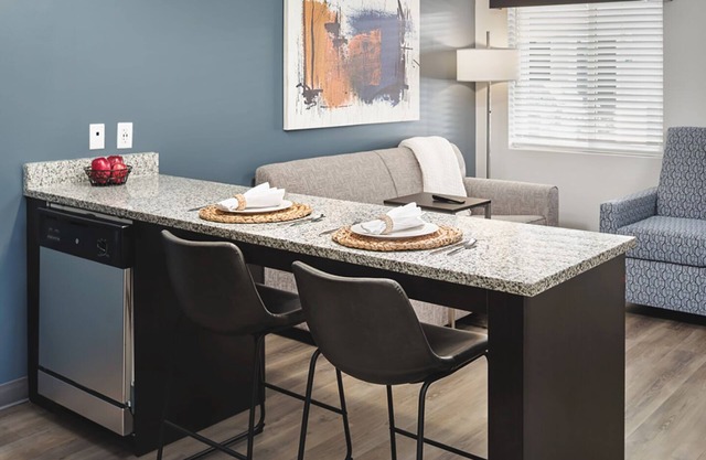 Family-Friendly Getaway - 2 Spacious Modern Suites Near Mercedes-Benz Stadium