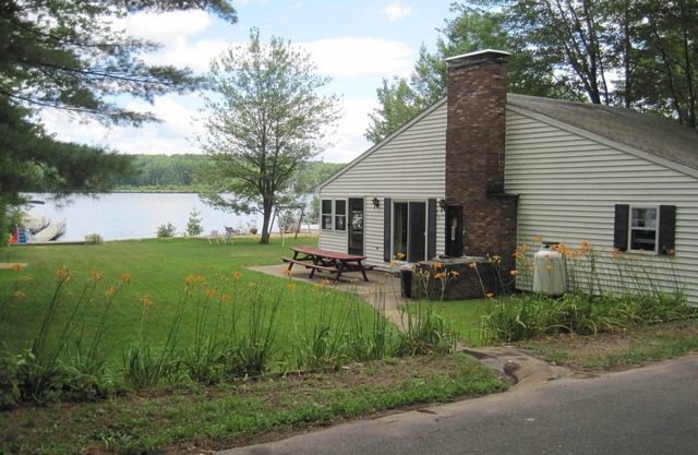 Family-friendly waterfront vacation home on beautiful Lake Winnisquam