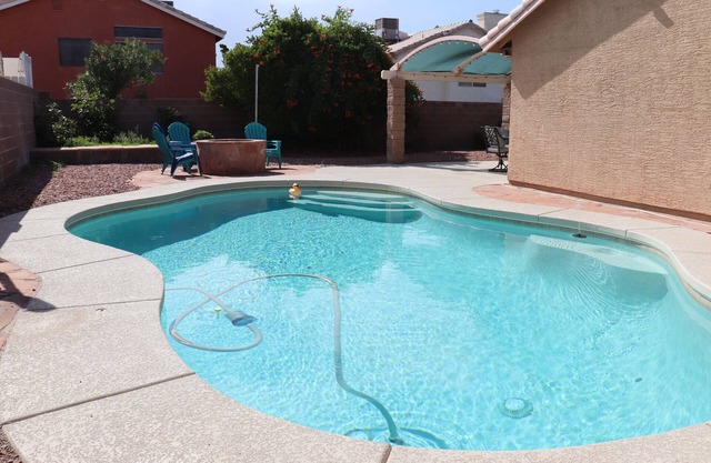 Family fun home with heated pool near Heritage park, Hoover Dam, Boulder City