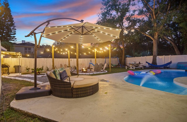 Family Fun in Tampa: Pool, Pets Welcome, Sleeps10, Near Busch Gardens/Hospitals