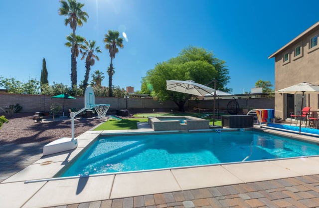 Family Fun Vacation, Heated Pool, Spa, Game Room, Sauna, Putting Green.