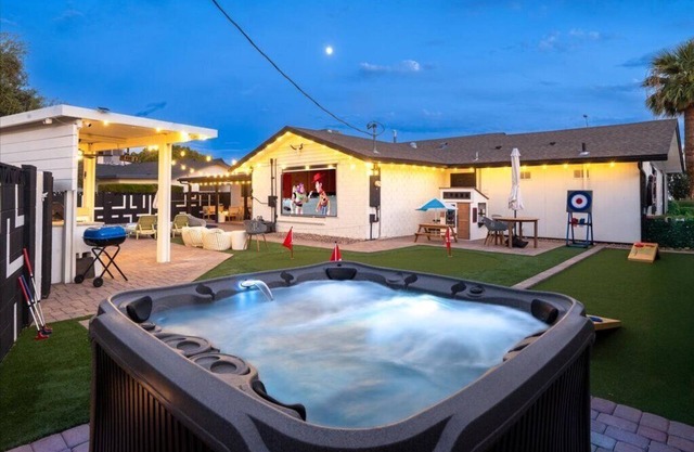 Family Getaway: Diving Pool, Hot Tub, 8 min to Old Town, 6BR/3.5BA, Pet-friendly