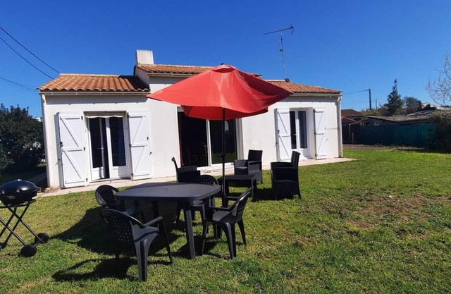 Family house with garden not overlooked 2 km from the beach