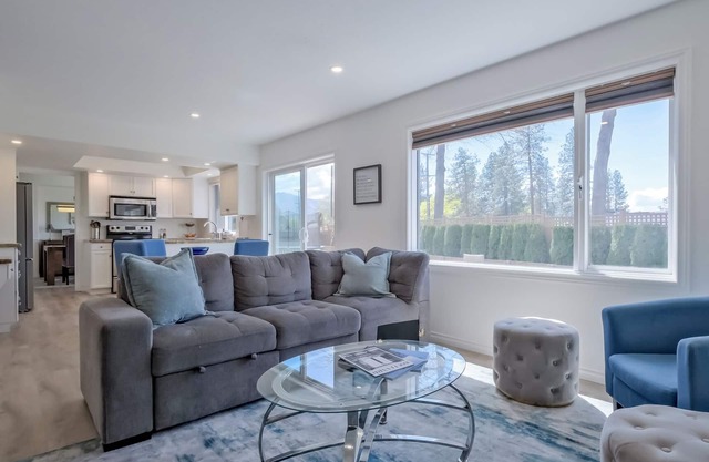 Family Home across the beach/Location/Hot tub/Paddle board/Badminton net