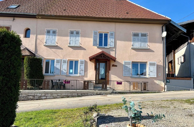 Family home at 950m, panoramic view, garden, terrace in beautiful village