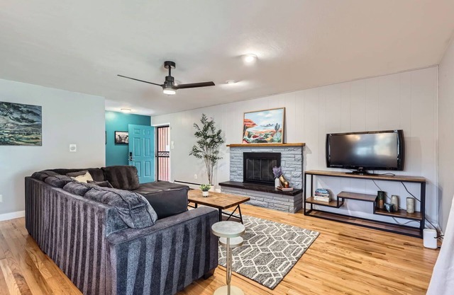 Family Home | Sleeps 10| Near Mountains