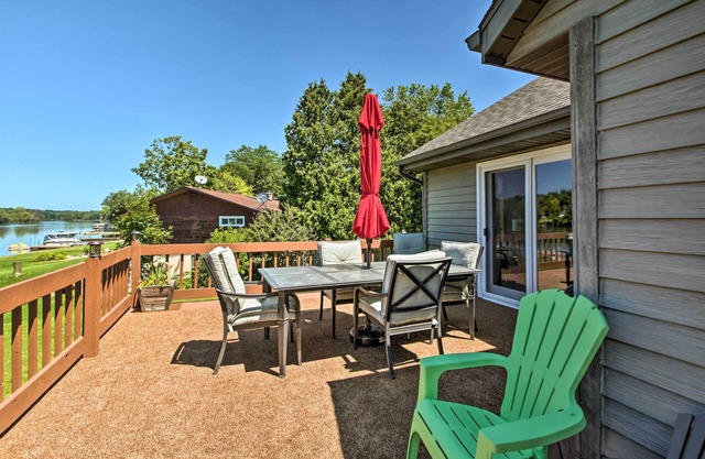Family Home w/Deck, Yard, Dock on Rock River