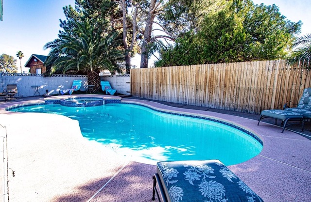 FAMILY HOME W/POOL & BBQ NEAR LAS VEGAS STRIP 9 MINS