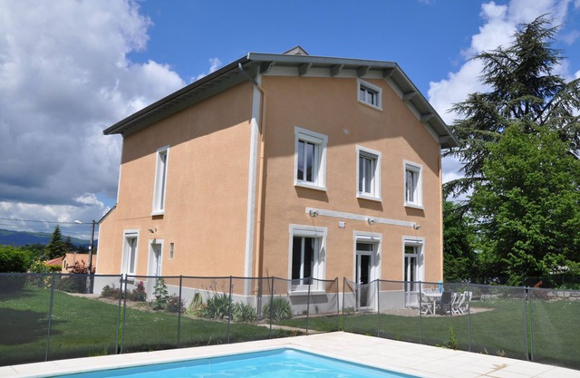 Family house with swimming pool 3 km from Vieux Lyon, 6 bedrooms, 12 people