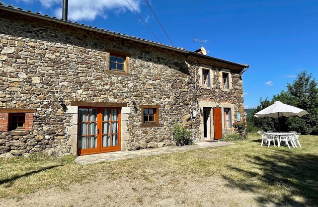 Family house 4 bedrooms with garden, fireplace, wood stove, parking and Wi-Fi