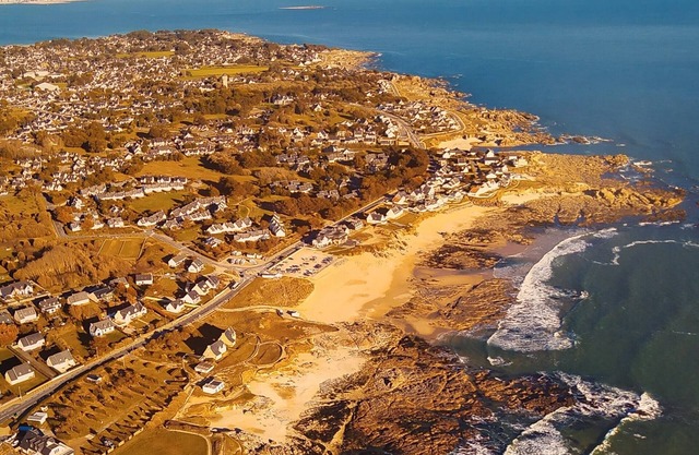 Family house, beach at 40 m, garden, tennis