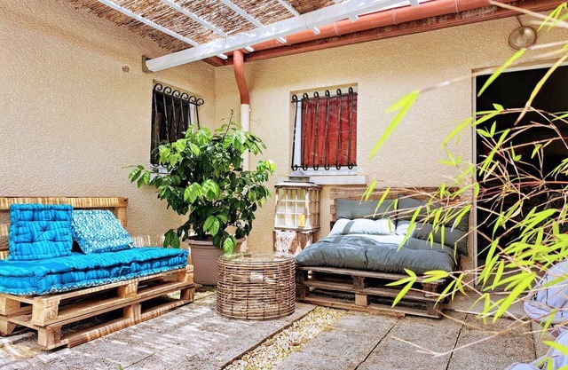 Family house sleeps 9 with above ground swimming pool