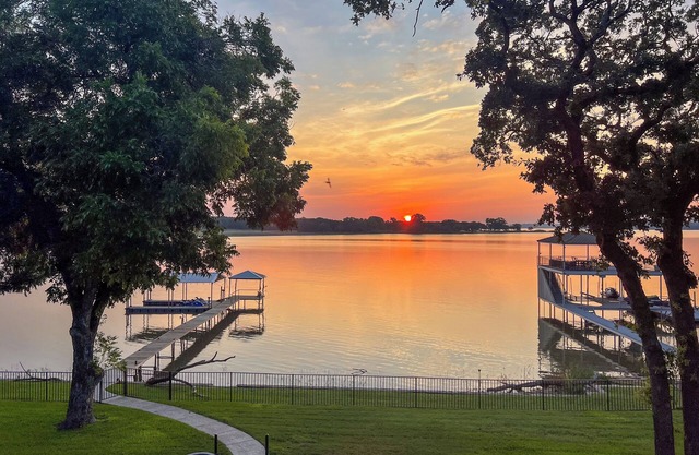 Family LAKEFRONT retreat on Eagle Mt. Lake, pool, game room, a sanctuary!