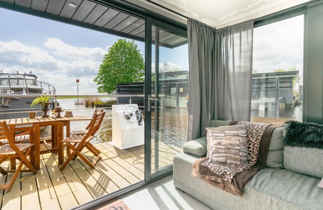 Family Oasis: Houseboat near Giethoorn