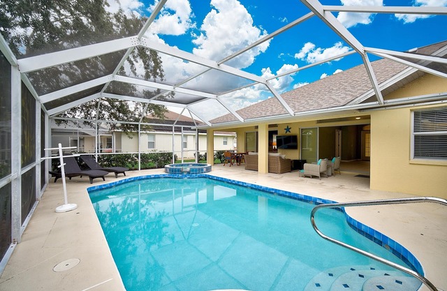 Family Paradise: Spa & Heated Pool w Outdoor TV