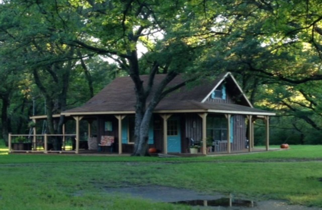 Family/Pet Friendly Country Cabin Firepit Minutes To DFW & Texas Motor Speedway